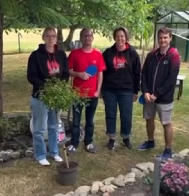 Wir haben einen Baum gepflanzt :-)